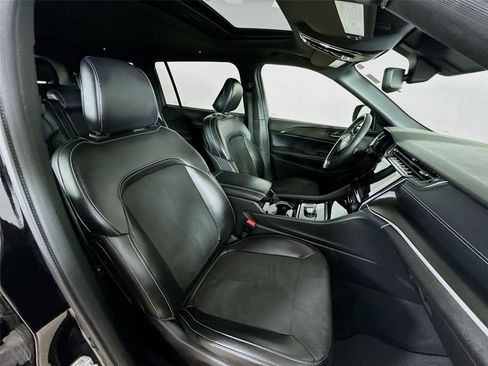 Used 2023 Jeep Grand Cherokee L Laredo image 29