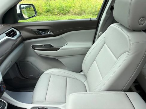 Used 2023 GMC Acadia SLT w/ Preferred Package AWD/4WD image 17