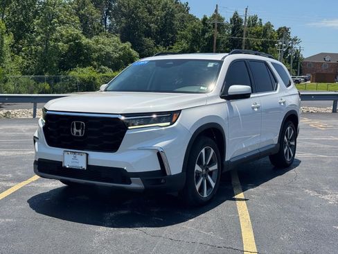 Certified 2025 Honda Pilot Touring image 9