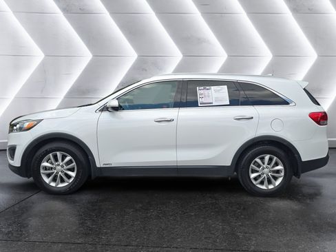 Used 2017 Kia Sorento AWD w/ LX Convenience Package image 2