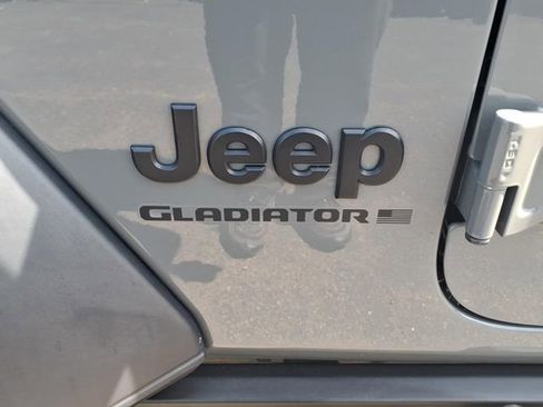 Used 2023 Jeep Gladiator Sport AWD/4WD image 14