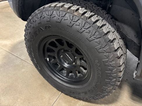 Used 2019 Toyota Tacoma TRD Off-Road w/ Technology Package AWD/4WD image 9