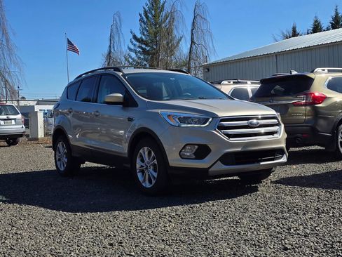 Used 2017 Ford Escape SE w/ Equipment Group 201A image 1