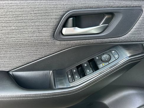 Used 2022 Nissan Rogue SV image 11