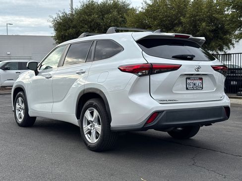 Certified 2023 Toyota Highlander L image 11