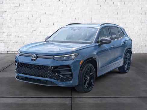 Certified 2025 Volkswagen Tiguan SE R-Line AWD/4WD image 4