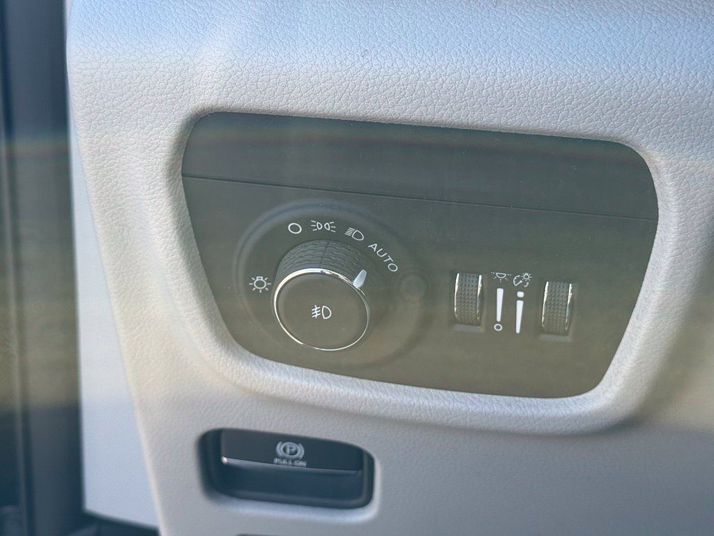 Used 2022 Jeep Grand Cherokee Overland w/ Luxury Tech Group IV RWD image 21