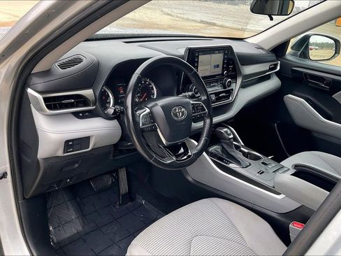 Used 2020 Toyota Highlander LE image 13