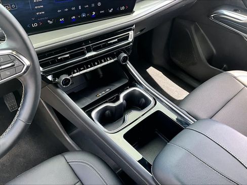 Used 2026 Chevrolet Traverse LT FWD image 17