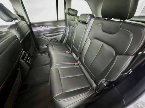 Used 2023 Jeep Grand Cherokee Limited w/ Black Appearance Package AWD/4WD image 27