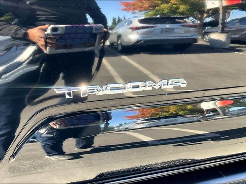 Used 2021 Toyota Tacoma TRD Sport w/ Technology Package image 28