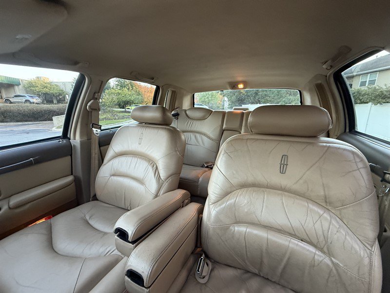 Used 1997 Lincoln Town Car Signature RWD image 14