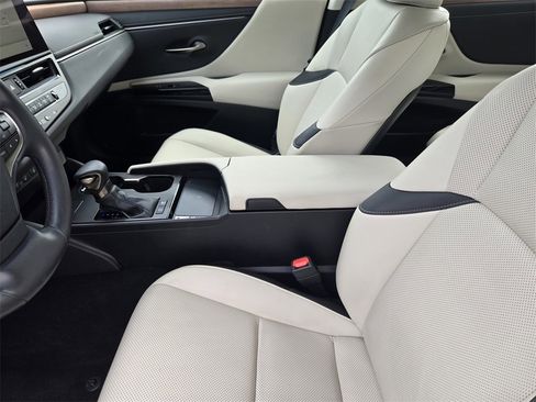Used 2023 Lexus ES 300h w/ Premium Package image 12