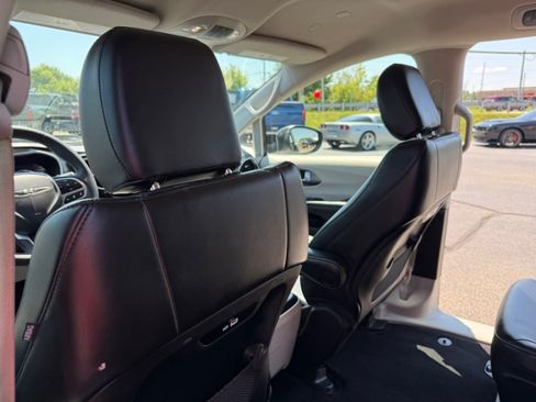 Used 2023 Chrysler Pacifica Touring-L FWD image 29