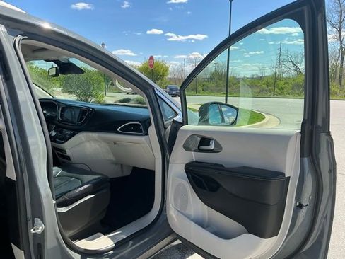Used 2022 Chrysler Pacifica Touring-L FWD image 17