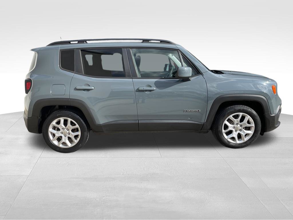 Used 2018 Jeep Renegade Latitude FWD image 4