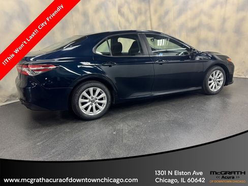 Used 2018 Toyota Camry LE image 10