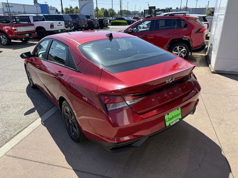Used 2022 Hyundai Elantra SEL w/ Convenience Package FWD image 4