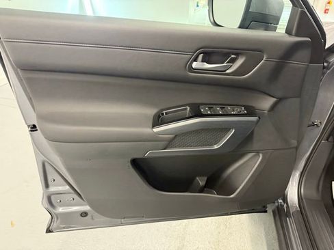 New 2025 Nissan Pathfinder SL image 12