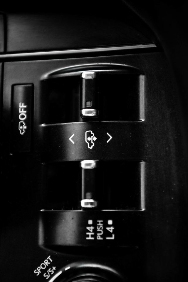 Used 2016 Lexus LX 570 4WD w/ Luxury Package image 33
