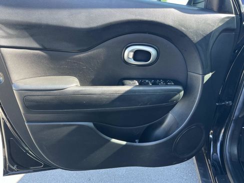Used 2017 Kia Soul FWD image 24