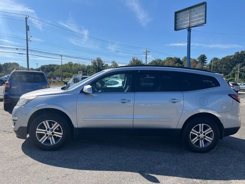Used 2017 Chevrolet Traverse LT image 2