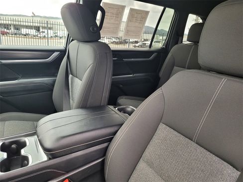 Used 2025 GMC Acadia Elevation image 16