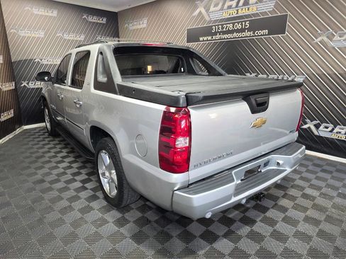 Used 2011 Chevrolet Avalanche LTZ image 9