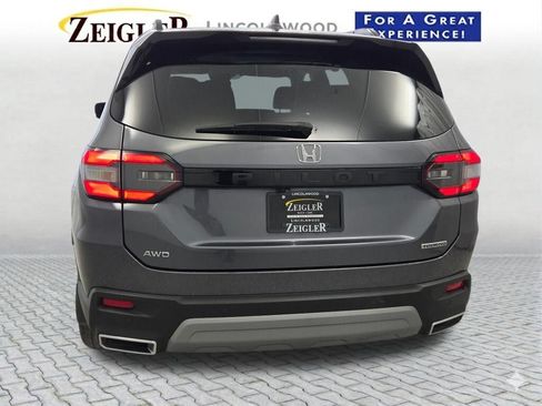 Used 2025 Honda Pilot Touring image 16