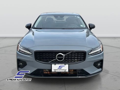 Used 2022 Volvo S60 B5 Inscription image 2