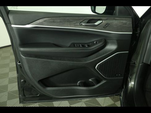 Used 2023 Jeep Grand Cherokee Limited image 23