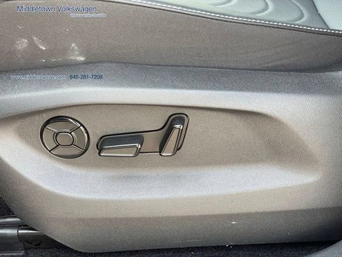Certified 2025 Volkswagen Tiguan SE AWD/4WD image 15