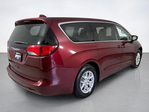 Used 2017 Chrysler Pacifica Touring FWD image 3