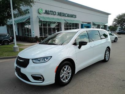 Used 2025 Chrysler Pacifica Select