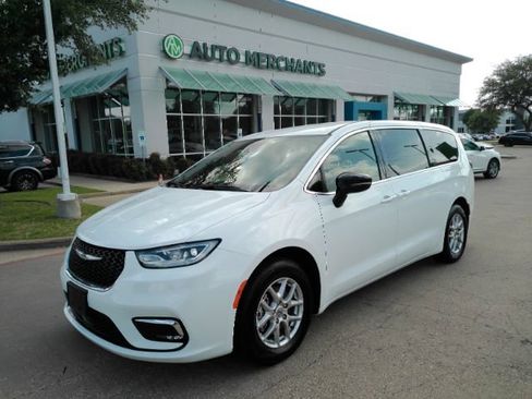 Used 2025 Chrysler Pacifica Select image 1