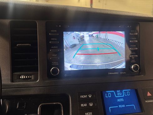 Used 2019 Toyota Sienna LE w/ LE Preferred Package image 29