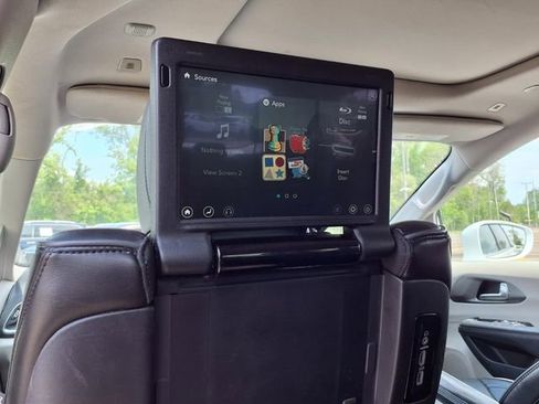 Used 2019 Chrysler Pacifica Limited FWD image 9