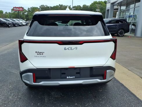 New 2027 Kia Seltos LX FWD image 5