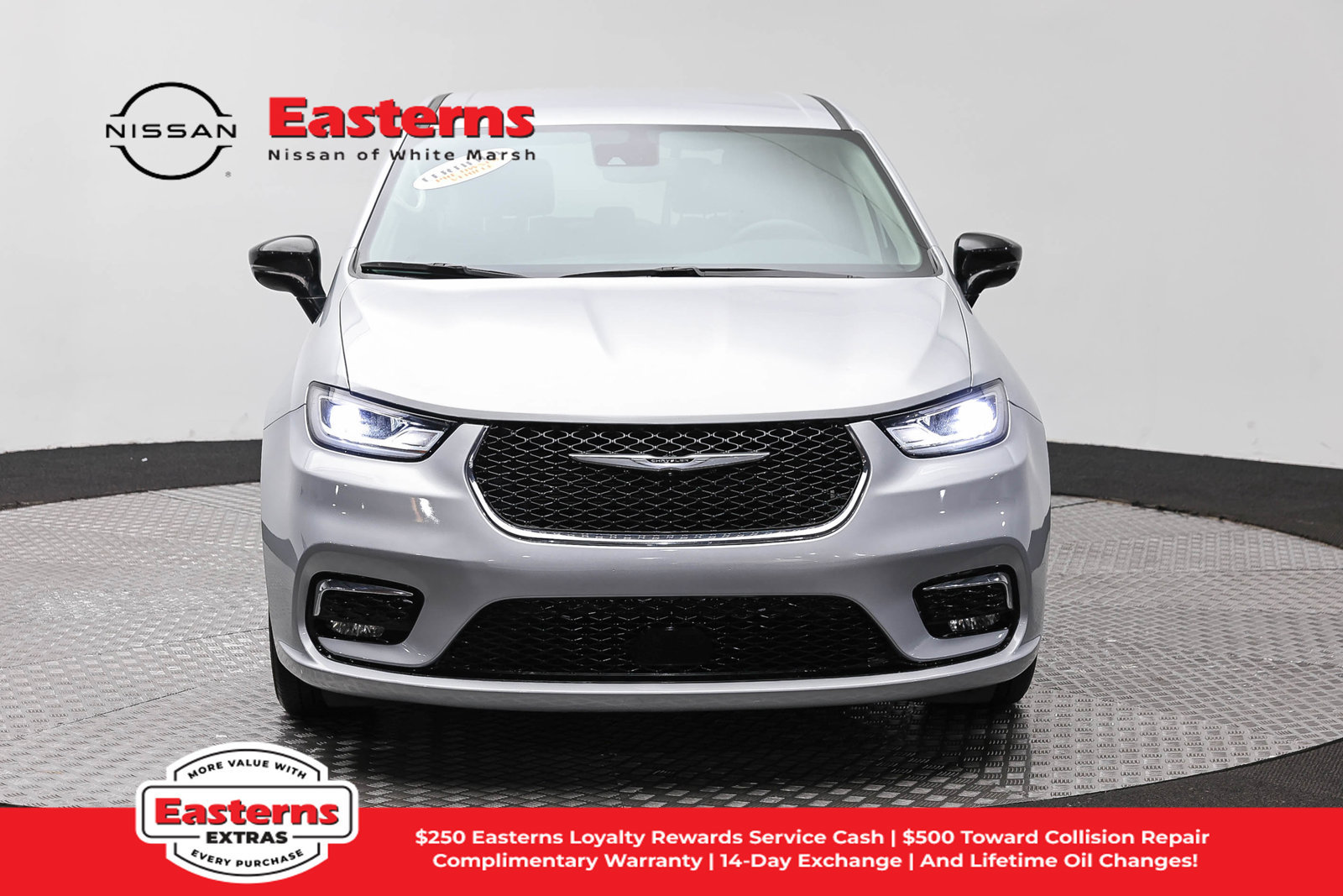 Used 2024 Chrysler Pacifica Touring-L FWD image 2