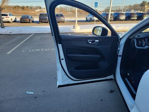 Used 2025 Volvo XC60 B5 Plus image 17