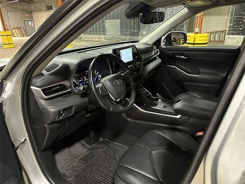 Certified 2021 Toyota Highlander XLE image 66
