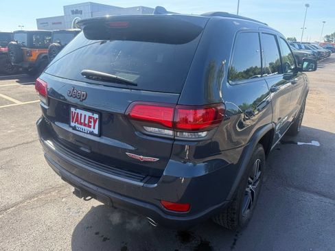 Used 2018 Jeep Grand Cherokee Trailhawk w/ Trailhawk Luxury Group AWD/4WD image 3