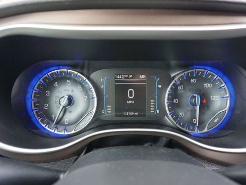 Used 2017 Chrysler Pacifica Touring-L w/ Tire & Wheel Group image 5