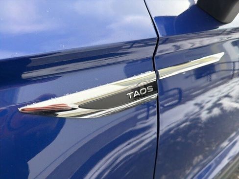 Used 2024 Volkswagen Taos SE w/ Panoramic Sunroof Package image 10