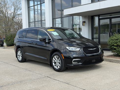 Used 2025 Chrysler Pacifica Select AWD/4WD image 2
