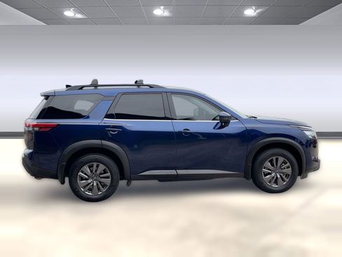 Used 2025 Nissan Pathfinder SV image 8