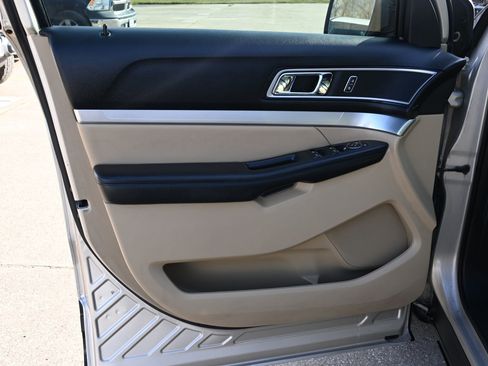 Used 2017 Ford Explorer XLT w/ Equipment Group 202A image 7
