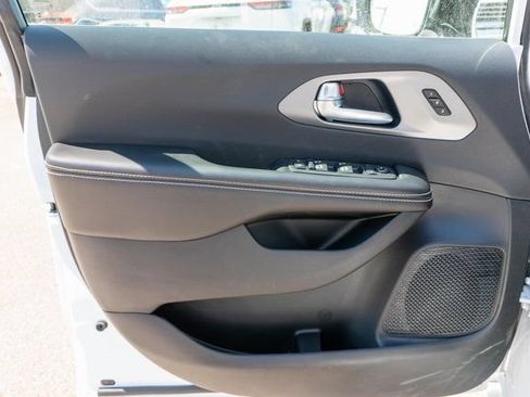 New 2027 Chrysler Pacifica Select FWD image 12