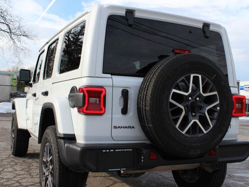 Used 2025 Jeep Wrangler Sahara AWD/4WD image 9