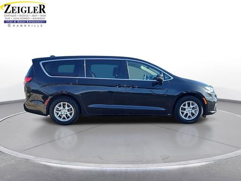 Certified 2023 Chrysler Pacifica Touring-L FWD image 4